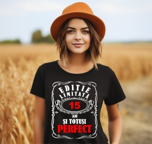 Femeie care poartă un tricou negru personalizat cu mesajul: ''15 de ani si totusi perfect'