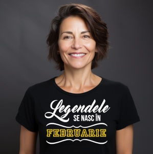 Femeie care poartă un tricou negru personalizat cu mesajul: ''Legendele se nasc in februarie''.
