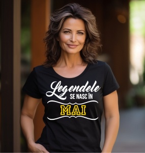 Femeie care poartă un tricou negru personalizat cu mesajul: ''Legendele se nasc in mai''.