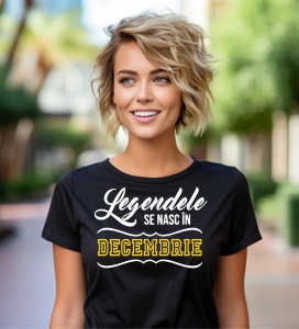 Femeie care poartă un tricou negru personalizat cu mesajul: ''Legendele se nasc in decembrie''.