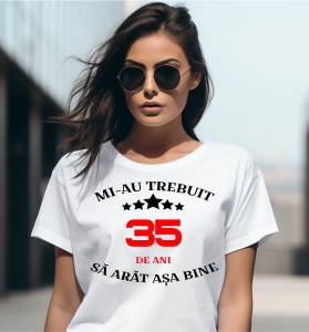 Femeie care poartă un tricou alb personalizat cu mesajul: ''Mi-au trebuit 35 de ani sa arat asa bine''