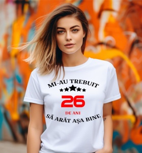 Femeie care poartă un tricou alb personalizat cu mesajul: ''Mi-au trebuit 26 de ani sa arat asa bine''
