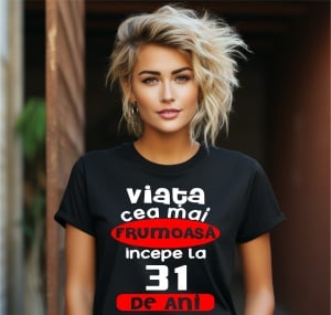 Femeie care poartă un tricou negru personalizat cu mesajul: ''Viata cea mai frumoasa incepe la 31 de ani''.