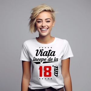 O femeie purtând un tricou alb cu textul  'Viața începe de la 18 de ani'. Fundal din lemn cu diferite nuanțe de maro și verde.