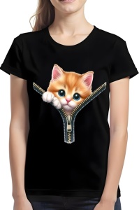 Femeie purtând un tricou negru cu un design ce ilustrează un pui de pisică portocaliu cu alb și ochi albaștri, apărând din spatele unui fermoar deschis.