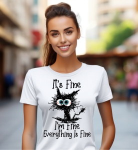 Femeie zâmbitoare purtând un tricou alb cu un design grafic ce afișează un personaj desenat și textul 'It's Fine, I'm Fine, Everything Is Fine,' pozând pe o stradă urbană într-o zi însorită.