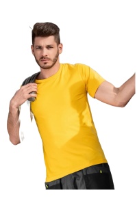 Barbat imbracat in tricou de culoare galben