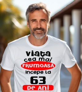 Un bărbat purtând un tricou alb cu textul ''Viața cea mai frumoasă începe la 63 de ani''.