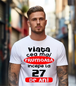 Un bărbat purtând un tricou alb cu textul ''Viața cea mai frumoasă începe la 27 de ani''.