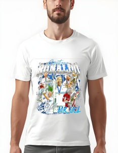 Bărbat purtând un tricou alb cu design grafic al fotbalistului Cristiano Ronaldo, prezentat în diferite ipostaze cu trofee ale Ligii Campionilor, cu texte precum 'Cristiano Ronaldo', 'Mr. UCL' și semnătura sa.