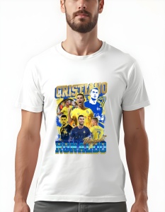 Bărbat purtând un tricou alb cu imprimeu grafic al fotbalistului Cristiano Ronaldo în diverse ipostaze, cu numele său scris sus și jos în culori galben și albastru.