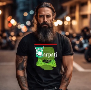 Bărbat robust, cu păr lung și barbă impresionantă, îmbrăcat într-un tricou negru cu design Carpați, incluzând un cerb stilizat și un peisaj de munte verde. Fundalul urban este luminat difuz, cu accente calde, creând o atmosferă misterioasă.