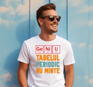 Bărbat zâmbitor, purtând un tricou alb cu un design ce evidențiază elementele tabelului periodic 'Ge Ni U' și mesajul 'Tabelul periodic nu minte', pe un fundal albastru pastel.