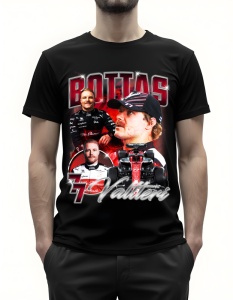 Bărbat purtând un tricou negru cu grafică imprimată, prezentând mai multe imagini ale unui pilot de curse în diferite ipostaze, cu textul 'BOTTAS', numărul '77' și numele 'Valtteri', pe un fundal roșu.