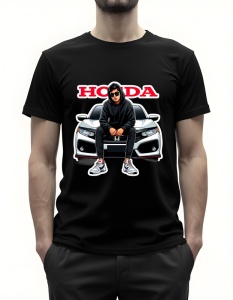 Bărbat purtând un tricou negru cu un design grafic ce prezintă un tânăr îmbrăcat în negru, așezat pe capota unei mașini Honda, cu logo-ul roșu Honda afișat deasupra.