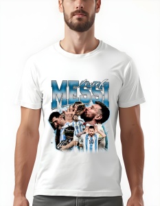 Bărbat purtând un tricou alb cu un design grafic dedicat fotbalistului Lionel Messi. Grafica îl prezintă pe Messi în momente emblematice ale carierei sale, inclusiv în ipostaze cu tricoul echipei naționale a Argentinei, celebrând cu trofeul. Numele 'Lione