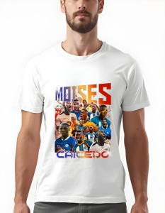 Bărbat purtând un tricou alb cu un design grafic al fotbalistului Moises Caicedo, reprezentat în diverse ipostaze și echipamente, cu numele 'Moises Caicedo' scris în partea de sus și dedesubt într-un font stilizat și colorat.