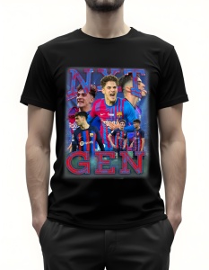Bărbat purtând un tricou negru cu un design grafic intitulat 'NXT GEN', reprezentând jucători de fotbal tineri ai echipei FC Barcelona în diverse ipostaze pe teren, purtând echipamentul albastru-roșu, pe un fundal vibrant.