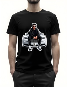 Bărbat purtând un tricou negru cu un design grafic reprezentând un tânăr așezat pe capota unei mașini Rolls-Royce albă, purtând ochelari de soare și o ținută casual, cu sigla Rolls-Royce vizibilă pe grila frontală.