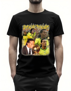 Bărbat purtând un tricou alb cu un design grafic al fotbalistului Ronaldinho, reprezentat în diverse ipostaze în tricoul echipei naționale a Braziliei, alături de textul 'Ronaldinho' în partea de sus și imaginea sa cu trofeul Balonul de Aur.