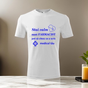 Tricou alb cu un mesaj tipografic albastru, care spune: 'Stai calm, sunt farmacist, pot să citesc ce a scris medicul tău', însoțit de iconițe cu o inimă și o cruce medicală