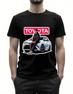 Bărbat purtând un tricou negru cu grafică imprimată, prezentând un bărbat cu ochelari de soare, îmbrăcat în negru, stând pe capota unei mașini Toyota, cu logo-ul Toyota în fundal.