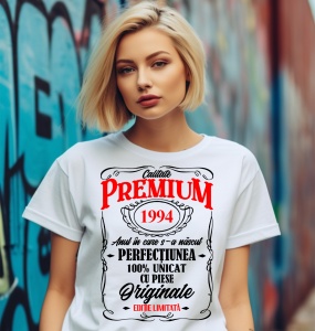 Femeie care poartă un tricou alb personalizat cu mesajul: ''Anul in care s-a nascut perfectiunea (1994), 100% unicat cu piese originale''.