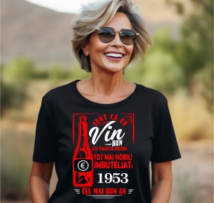 Femeie zâmbitoare purtând un tricou negru cu un mesaj în română despre vin, în care se menționează că este ca un vin bun care devine mai nobil cu vârsta, îmbuteliat în 1953, cel mai bun an.
