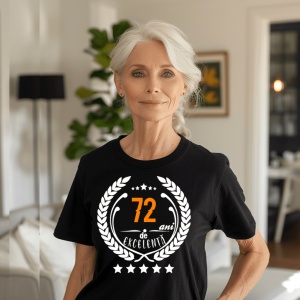 Femeie care poartă un tricou negru personalizat cu mesajul: ''72 ani de excelenta''