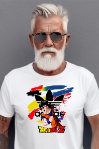 Un bărbat în vârstă cu barbă albă și ochelari de soare, purtând un tricou alb cu design Dragon Ball Z, înfățișându-l pe Goku și un logo adidas pe un fundal colorat.