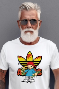 Bărbat cu păr și barbă albă, purtând ochelari de soare și un tricou alb cu un design grafic colorat, având un personaj cu pălărie roșie, pe un fundal de linii galbene, într-un cadru neutru.