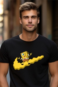 Tânăr purtând un tricou negru cu o imagine cu SpongeBob zburând pe un curent galben.