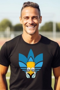 Bărbat zâmbitor purtând un tricou negru cu un design parodic, având o imagine cu Bart Simpson purtând căști, în fața unui logo Adidas stilizat în albastru.