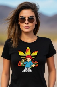 Fată cu ochelari de soare, purtând un tricou negru cu un design grafic colorat, ce include un personaj animat stilizat și un logo creativ, pe un fundal de peisaj deschis.