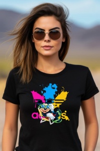 Femeie purtând un tricou negru cu un design colorat care prezintă un personaj animat vesel, așezat în fața unui logo adidas stilizat, cu stropi de vopsea vibrantă.