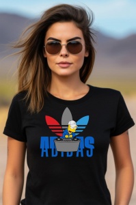 Femeie purtând un tricou negru cu un design colorat în față. Designul prezintă o emblemă cu trei frunze în culori roșu, gri și albastru, sub care apare cuvântul 'ADIDAS' scris cu litere mari albastre. În fața logo-ului, se află un personaj animat cu o șap