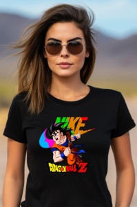 Femeie purtând un tricou negru cu un design colorat ce îl înfățișează pe Goku din Dragon Ball Z, cu logo-ul Nike stilizat deasupra și textul Dragon Ball Z în culori vibrante, toate elementele fiind plasate central pe tricou.