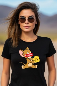 Femeie purtând ochelari de soare, îmbrăcată într-un tricou negru cu un design de Jerry din Tom și Jerry, ținând o bucată de brânză și cu logo-ul Supreme pe față.