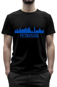 Tricou negru cu un imprimeu al siluetei orașului Petroșani în albastru, având scris numele orașului sub linia orizontului urban stilizat. Modelul poartă tricoul și are o barbă scurtă.