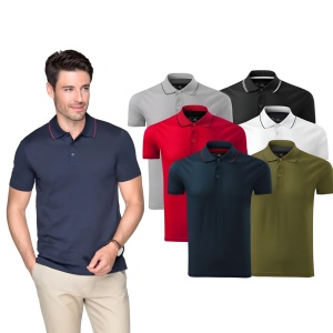 Barbat imbracat in tricou polo de culoare albastru prezentand culorile disponibile rosu, gri, alb, negru, kaki