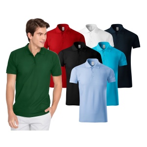 Barbat imbracat in tricou polo model simplu tip Tommy de culoare verde prezentand culorile disponibile rosu, albastru, alb, negru