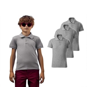Baiat imbracatat in tricou polo prezinta setul de 3 tricouri polo gri inchis