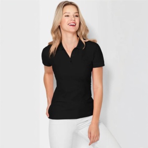 Femeie zambitoare si bucuraosa ca poarta un tricou polo dama model Tommy de culoare negru