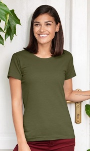 Femeie imbracata in tricou dama din bumbac organic de culoare khaki