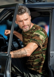 Barbat stand in masina imbracat in tricou unisex camuflaj