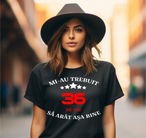 Femeie care poartă un tricou negru personalizat cu mesajul: ''Mi-au trebuit 36 de ani sa arat asa bine''