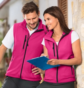 Femeie si barbat ce poarta vesta calduroasa fleece unisex de culoare purpuriu