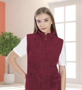 Femeie imbracata in vesta cocolino polar de culoare rosu bordo