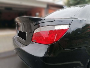 Csomagtartó spoiler, kompatibilis a BMW E60 5-ös széria 03-10 CSL Design modelljével, fényes fekete