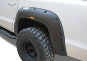 Sárvédő szett, kompatibilis a Volkswagen Amarok 2010-> modellel, LED-ekkel, száloptikával, matt fekete - Img 3